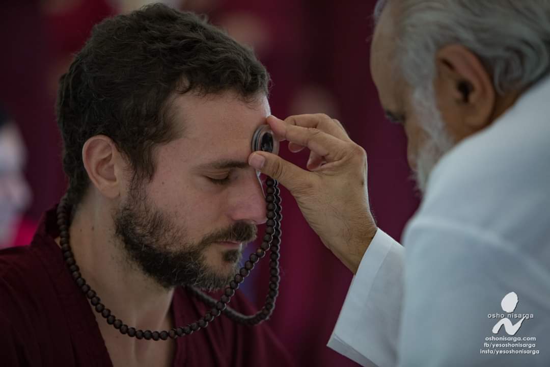 A Sannyasin learning energy healing from Swami Chaitanya Keerti