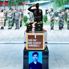 मुख्यमंत्री ने जम्मू-कश्मीर में कर्तव्य पालन के दौरान वीरगति को प्राप्त हुए जनपद कन्नौज निवासी सेना के जवान श्री कुलदीप को भावभीनी श्रद्धांजलि दी