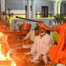सीएम आदित्यनाथ योगी ने गोरखनाथ मंदिर में की पूजा