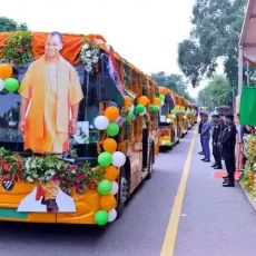 मुख्यमंत्री योगी ने लखनऊ और कानपुर को दिया 42 इलेक्ट्रिक बसों का तोहफा, कहा- प्रदूषण मुक्त परिवहन सेवा इस समय की मांग