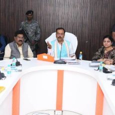 उप मुख्यमंत्री केशव प्रसाद मौर्य ने कौशांबी में की जनपद स्तरीय अधिकारियों के साथ विकास कार्यों की प्रगति की समीक्षा