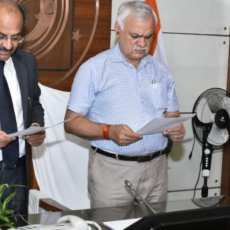 मुख्य सचिव ने अरविंद कुमार को उत्तर प्रदेश विद्युत नियामक आयोग के अध्यक्ष के रूप में शपथ दिलाई