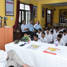 महामना शिक्षण संस्थान में आयोजित कार्यक्रम में विद्यार्थियों को जीवन में आगे बढ़ने का मुख्य सचिव ने दिया मंत्र